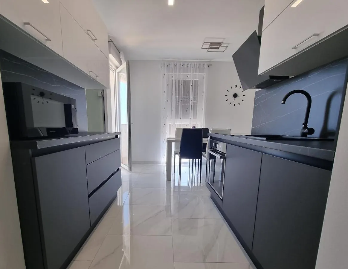 Apartment Sette Monti Πούλα 0*,